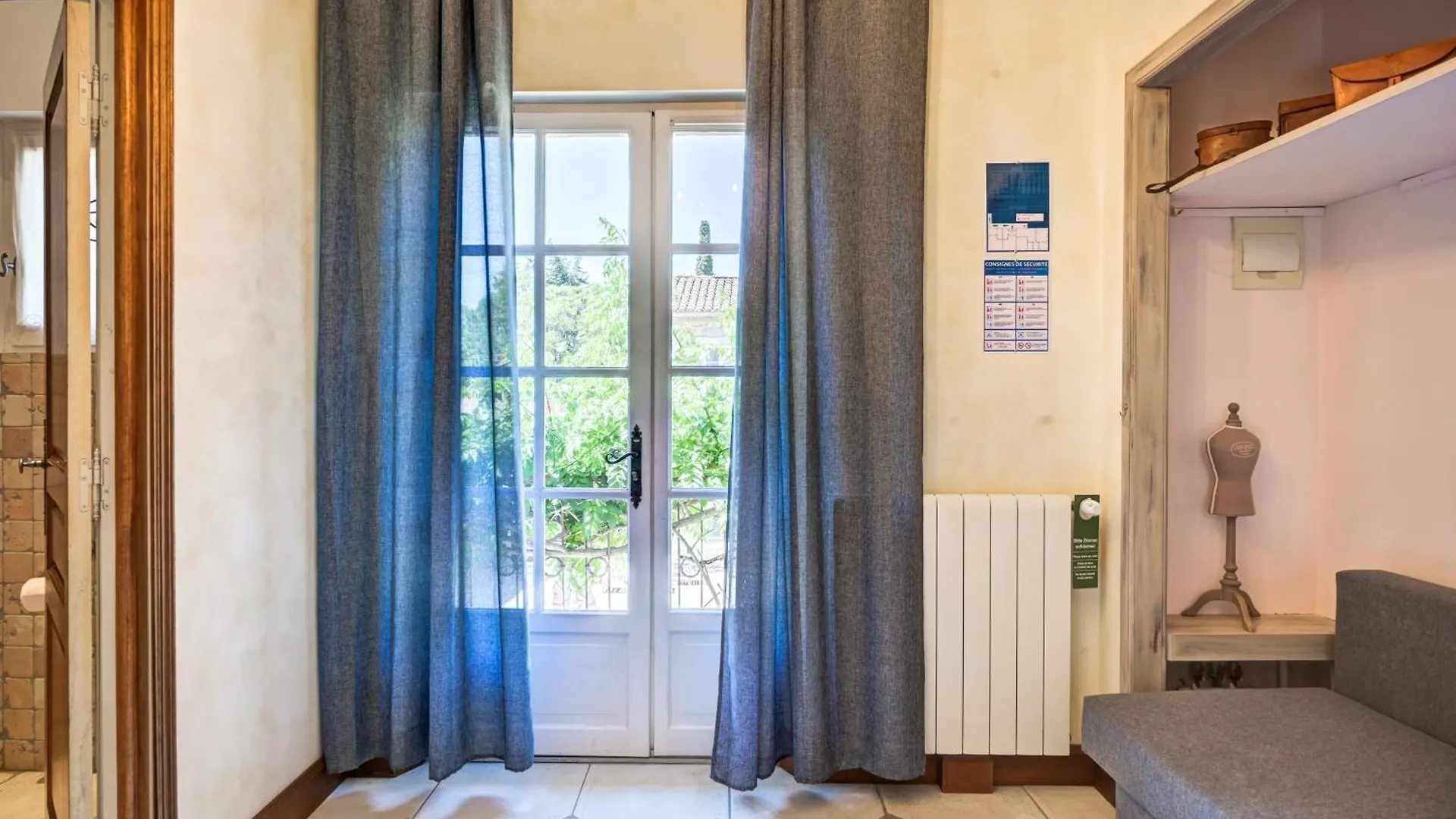 Mas Des Comtes De Provence Hotel Tarascon 4*,  France